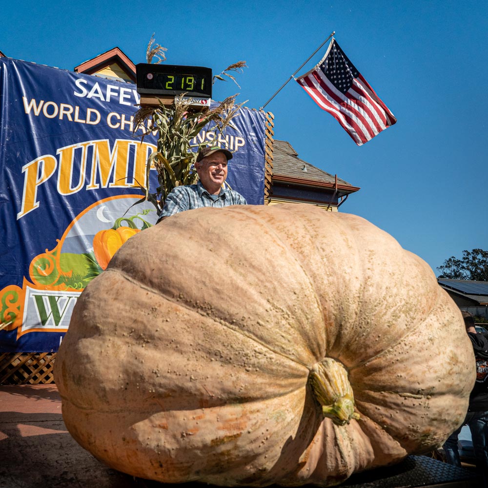 2021 Pumpkin Weigh-Off winner Jeff Uhlmeyer with his 2191 pound gourd
